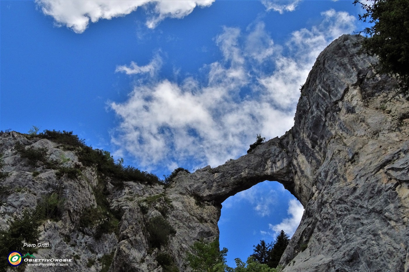 02 Arco di Pegherolo (1680 m), l'arco nella roccia .JPG